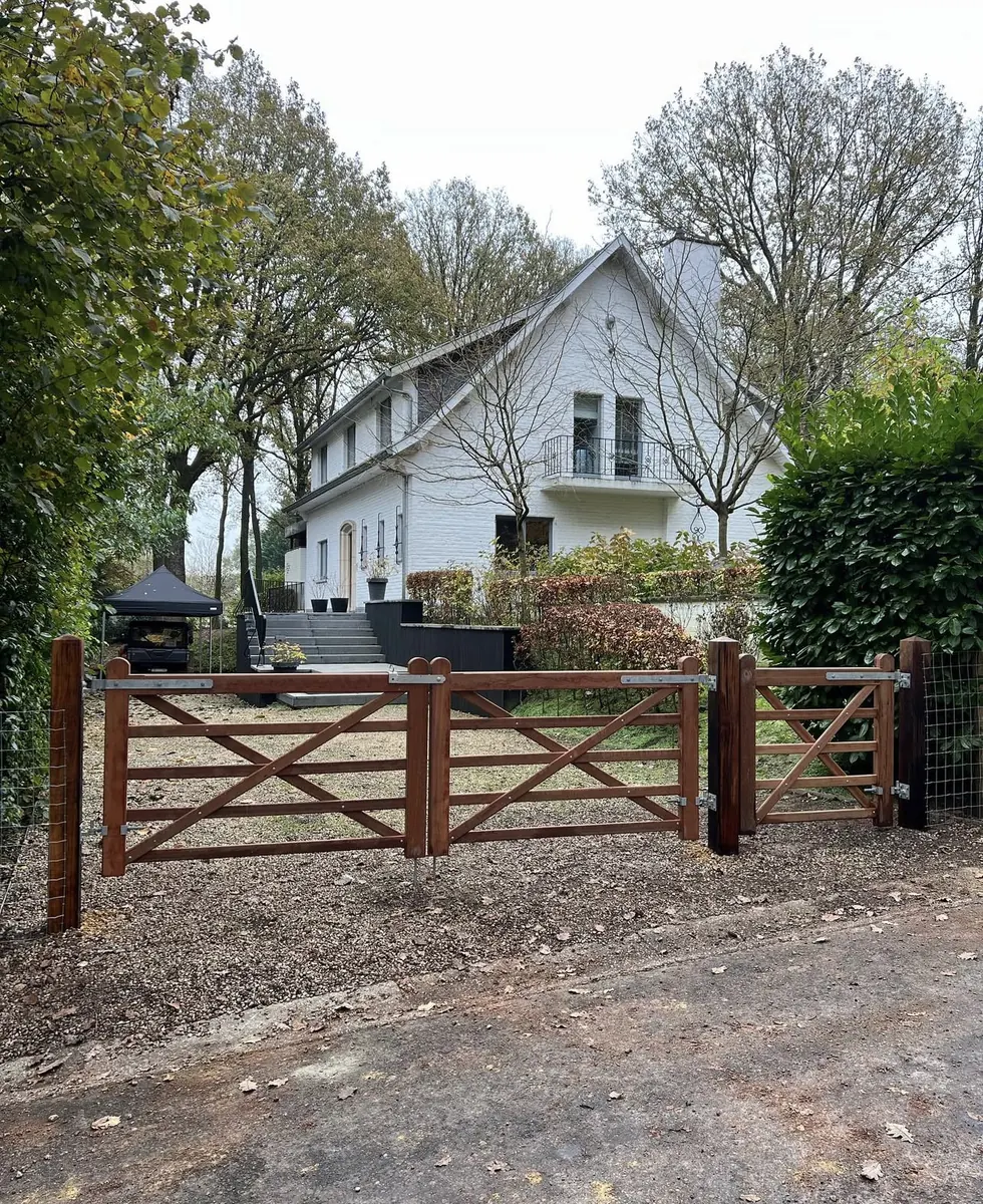 Barrière anglaise en bois exotique — vue 1