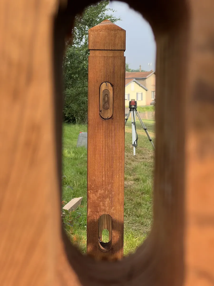 Poteau carré Nobifix tête diamant avec mortaises — vue 2